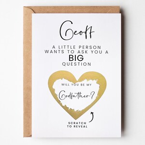 Pu&ograve; includere: Un biglietto bianco con dettagli dorati. Il biglietto ha il testo "Geoff, Una piccola persona vuole farti una grande domanda, Vuoi essere il mio padrino?" con una forma di cuore in lamina dorata che pu&ograve; essere grattata per rivelare il testo. Il biglietto ha anche il testo "Gratta per rivelare".