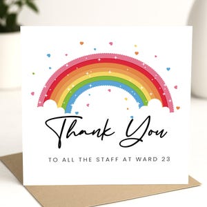 Puede incluir: Una tarjeta blanca con un arco&iacute;ris y nubes, con el texto "Gracias a todo el personal de la sala 23".