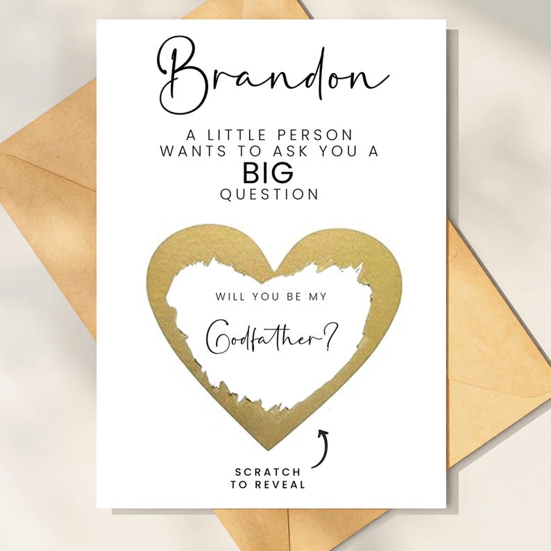 Pu&ograve; includere: Una carta a grattare a forma di cuore in lamina dorata con il testo "Vuoi essere il mio padrino?" e il nome "Brandon" in alto. La carta ha il testo "Gratta per rivelare" in basso.