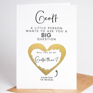Pu&ograve; includere: Un biglietto bianco con dettagli dorati. Il biglietto ha il testo "Geoff Una piccola persona vuole farti una grande domanda Vuoi essere il mio padrino?" con una forma di cuore in lamina dorata che copre la parola "padrino". Il testo "Gratta per rivelare" &egrave; sotto il cuore.