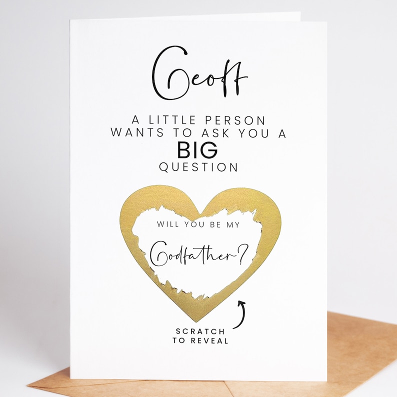 Pu&ograve; includere: Un biglietto bianco con dettagli dorati. Il biglietto ha il testo "Geoff Una piccola persona vuole farti una grande domanda Vuoi essere il mio padrino?" con una forma di cuore in lamina dorata che copre la parola "padrino". Il testo "Gratta per rivelare" &egrave; sotto il cuore.