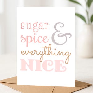 Carte de sucre, d'épice et de tout - sentiments de bébé fille - carte de bébé fille, jolie carte de nouveau bébé, carte de voeux de bébé mignon, carte de nouveau bébé