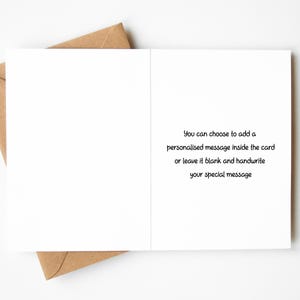 Pu&ograve; includere: Un biglietto d'auguri vuoto con una busta marrone. Il biglietto ha un messaggio all'interno che dice "Puoi scegliere di aggiungere un messaggio personalizzato all'interno del biglietto o lasciarlo vuoto e scrivere a mano il tuo messaggio speciale."