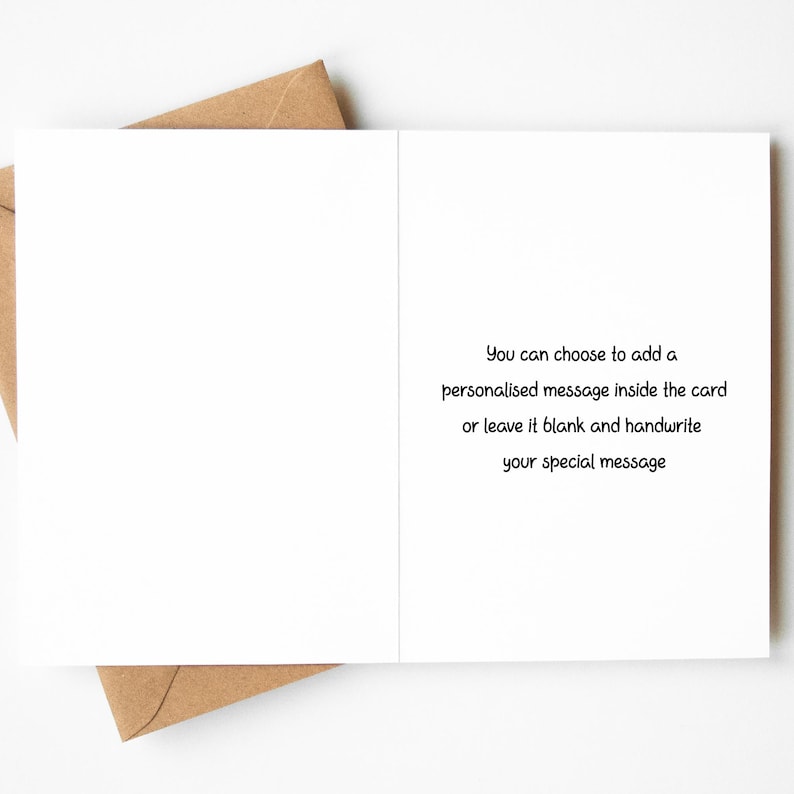 Pu&ograve; includere: Un biglietto d'auguri vuoto con una busta marrone. Il biglietto ha un messaggio all'interno che dice "Puoi scegliere di aggiungere un messaggio personalizzato all'interno del biglietto o lasciarlo vuoto e scrivere a mano il tuo messaggio speciale."