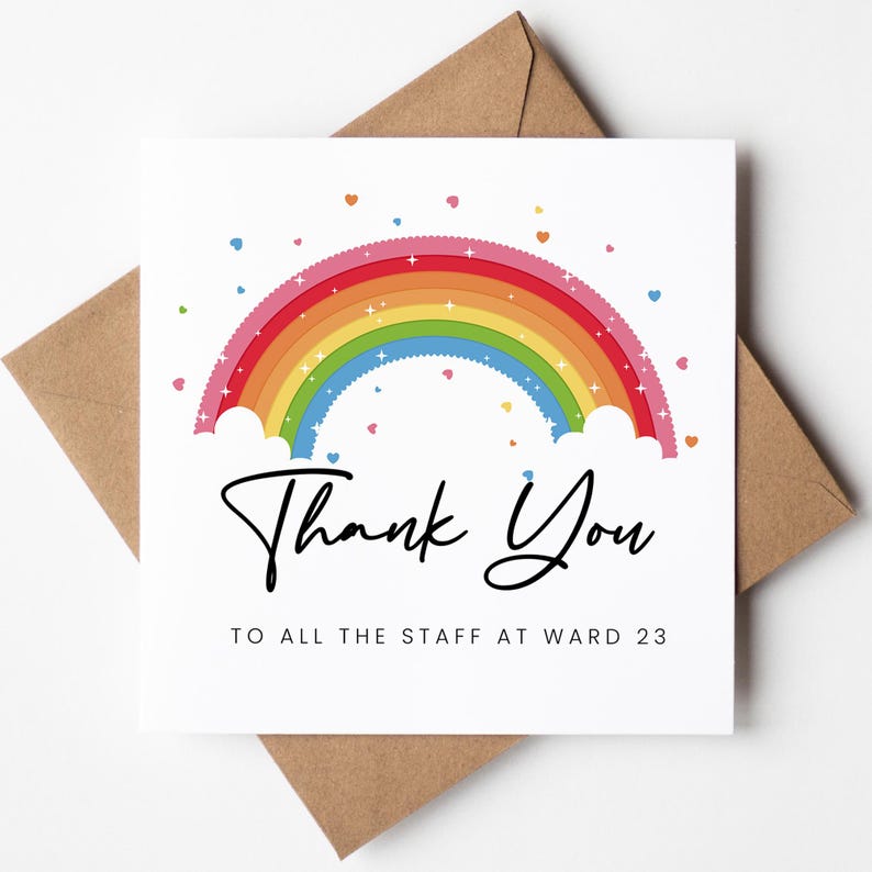 Puede incluir: Una tarjeta blanca con un arco&iacute;ris y nubes con brillo y corazones rosas. El texto dice "Gracias a todo el personal de la sala 23".