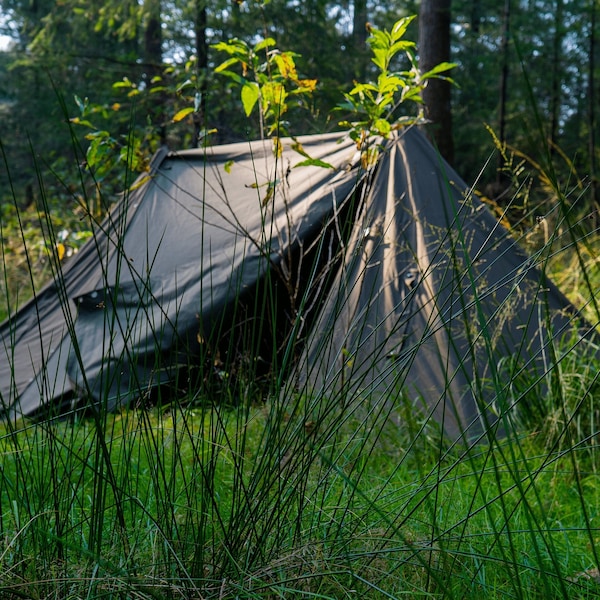 Polnischer Poncho Lavvu-Modifikation – Rüsten Sie den Unterschlupf für 1–2 Personen zu einem luxuriösen Zelt aus Segeltuch für 4–5 Personen auf – Zusätzliche Lüftungsschlitze für bessere Belüftung