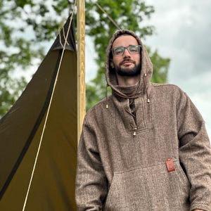 メリノウール100％ブッシュクラフトアノラック - スペインで職人が手織りした、冬のアウトドア、ブッシュクラフト、キャンプに最適な手作りの衣服。特別な贈り物にも最適です。