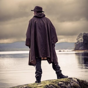 Ponczo z olejoodpornej skóry – idealne do bushcraftu i aktywności na świeżym powietrzu. Poręczny towarzysz na deszczową pogodę, polowania, wędrówki i LARP-y.