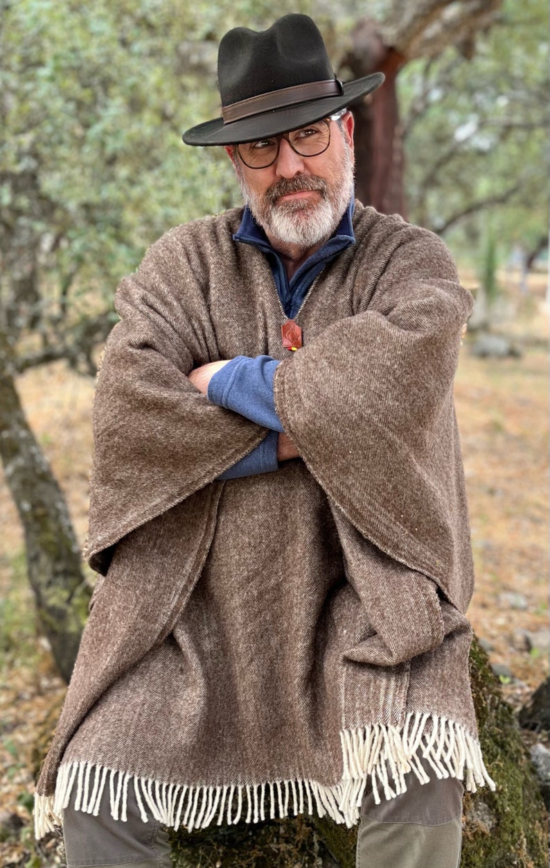 Premium 100% Merino Wool Poncho Loomed artisanally in Spain, a handmade garment for winter, bushcraft, camping or a special gift for all imagen 4