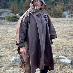 Schronisko z poncho ze skóry olejowanej - idealne poncho do Bushcraftu i zajęć na świeżym powietrzu. Poręczny towarzysz podczas deszczowej pogody, polowań, wędrówek i LARP-ów