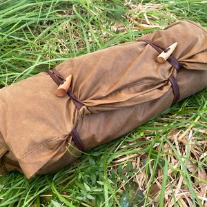 Bushcraft Spain Ölzeug- und Woll-Rucksack, Kissen, Aufbewahrungstasche, Sitzpolster, Arbeitsfläche und mehr! 100 % Lederriemen und Knebel aus Olivenholz