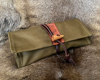 Oilskin gewaxt canvas oprolzakje voor een Bushcraft Fire Kit, Pipe & Tobacco of Compass.