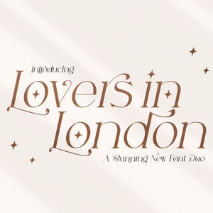 Puede incluir: Presentaci&oacute;n de "Lovers in London", una nueva fuente de letras impresionante. El texto es de color marr&oacute;n y se encuentra sobre un fondo blanco con peque&ntilde;as estrellas.