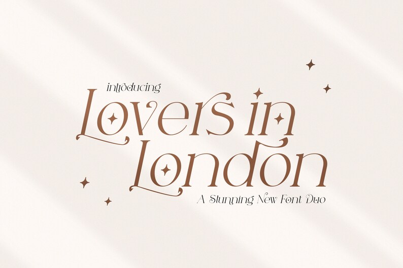 Puede incluir: Presentaci&oacute;n de "Lovers in London", una nueva fuente de letras impresionante. El texto es de color marr&oacute;n y se encuentra sobre un fondo blanco con peque&ntilde;as estrellas.