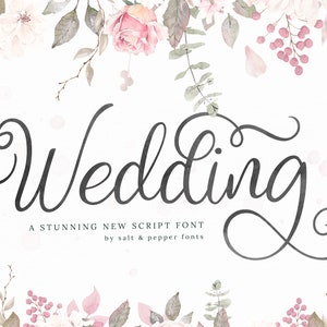 Pu&ograve; includere: Un'illustrazione ad acquerello di un arrangiamento floreale con rose rosa e bacche. Il testo "Wedding" &egrave; scritto in un carattere corsivo con un fiocco decorativo.