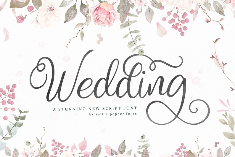 Pu&ograve; includere: Un'illustrazione ad acquerello di un arrangiamento floreale con rose rosa e bacche. Il testo "Wedding" &egrave; scritto in un carattere corsivo con un fiocco decorativo.