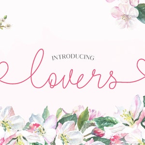 Puede incluir: Presentaci&oacute;n de la fuente Lovers, una fuente de escritura delicada con estilo manuscrito. La fuente se muestra con corazones rosas y el texto "Introducing Lovers" sobre el nombre de la fuente. El fondo presenta ilustraciones de acuarela de flores blancas y rosas.