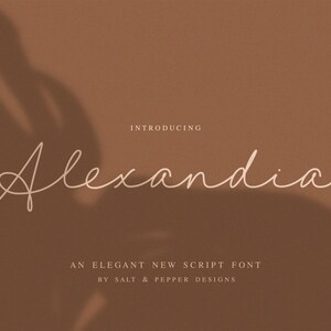 Puede incluir: Presentaci&oacute;n de Alexandria, una nueva fuente de escritura elegante de Salt & Pepper Designs. El nombre de la fuente est&aacute; escrito en cursiva sobre un fondo marr&oacute;n.