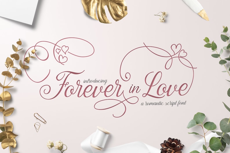 Puede incluir: Presentaci&oacute;n de la fuente de escritura rom&aacute;ntica "Forever in Love" en color rosa. La fuente se muestra con corazones y espirales decorativos.