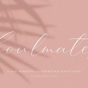 Puede incluir: Un dise&ntilde;o de fuente cursiva blanca sobre un fondo rosa. La fuente dice "Soulmates" y debajo dice "A new romantic handwritten script font by salt & pepper designs".