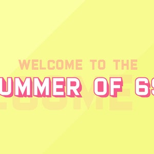 Puede incluir: Un fondo amarillo con una l&iacute;nea diagonal. El texto "WELCOME TO THE SUMMER OF 69'" est&aacute; en letras blancas con un contorno rosa.