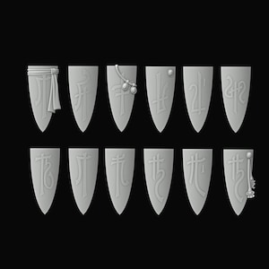 Peut inclure: Une collection de onze objets gris clair en forme de bouclier avec des motifs uniques. Chaque bouclier présente un symbole en relief ou un élément décoratif, dont un tissu, des perles et une clé. Les boucliers sont disposés sur un fond noir.