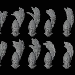 Könnte beinhalten: Eine Sammlung von zehn grauen, stilisierten Miniaturbüsten, die jeweils ein strenges Gesicht mit offenem Mund und Federkopfschmuck zeigen. Die Büsten sind vor einem schwarzen Hintergrund angeordnet, was auf ein Fantasy- oder historisches Thema hindeutet.