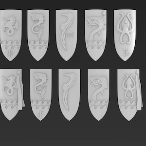 Puede incluir: Doce escudos de plástico blanco con diferentes diseños de criaturas marinas. Los escudos son todos del mismo tamaño y forma, y están dispuestos en dos filas de seis. Los escudos son todos blancos, y los diseños son de color gris claro.