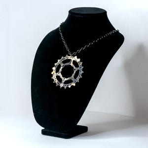 Unieke unieke Steampunk-ketting met versleten, verroeste, ontpitte en prachtige gothic-uitrusting op verstelbare 20-inch ketting en inspirerende kaart