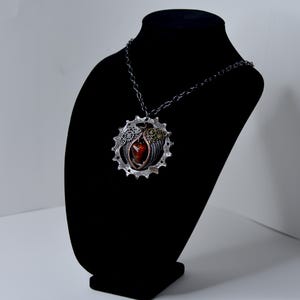 Collana unica nel suo genere con ingranaggio Steampunk arrugginito e punteggiato, ali e pietra d'ambra su catena regolabile da 20" con biglietto di ispirazione.