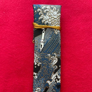 Estojo Kimono para caneta única com interior macio e luxuoso de cetim