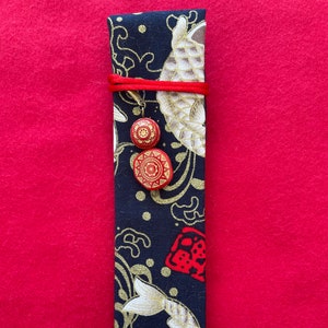 Estojo Kimono para caneta única com interior macio e luxuoso de cetim