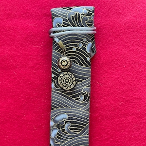 Estojo Kimono para caneta única com interior macio e luxuoso de cetim