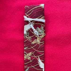 Estojo Kimono para caneta única com interior macio e luxuoso de cetim