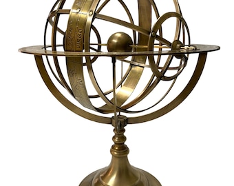 Puede incluir: Un globo celeste de latón con un soporte. El globo está decorado con los signos del zodíaco y las constelaciones. El soporte es de un diseño simple y elegante.