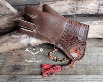 Falconry glove - Falconry leather glove - Falconry equipment - Historical re-enactment - Medieval glove - Falconer gift - Made in Italy