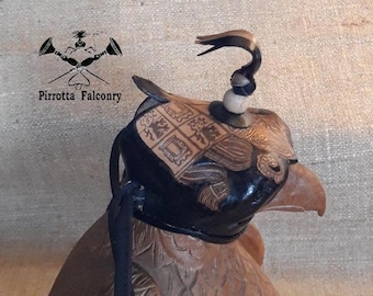 Cappuccio per falchi e falconi anglo india decorato pelle Italiana di alta qualità, Fatto a mano in Italia, Accessori per falconeria