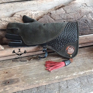 Falconry glove - Leather falconry glove - Falconry accessories - Medieval reenactment - Falconer gift - Made in Italy