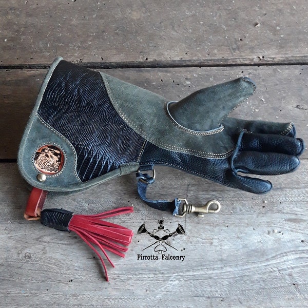 Falconry glove - Women's glove with reinforcement - Historical reenactment - Medieval glove - Falconer gift - Handmade in Italy