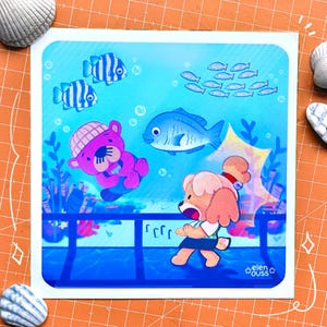 Puede incluir: Impresión artística cuadrada que representa una escena de dibujos animados con un oso rosa, un personaje canino y peces azules nadando en un entorno submarino azul. El personaje canino parece estar gritando. La impresión tiene un borde blanco y la firma del artista.
