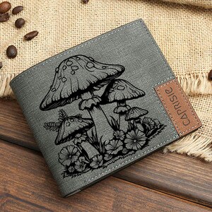 Cartera con diseño de hongos místicos del bosque / Cartera con jardín de hongos grabados para hombre y mujer / Regalo hecho a mano inspirado en la naturaleza / Cartera con forma de hongo caprichoso
