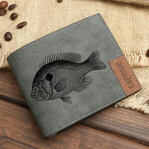 Cartera para amantes de las carpas / Cartera para hombres y mujeres entusiastas de la pesca / Cartera personalizada para peces / Cartera para aventuras de pesca / Idea de regalo acuático