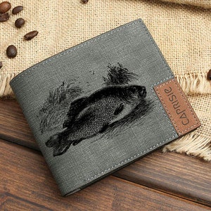 Cartera personalizada con diseño de carpa para hombre y mujer / Cartera con grabado de arte de pesca / Regalo de pescador / Cartera única