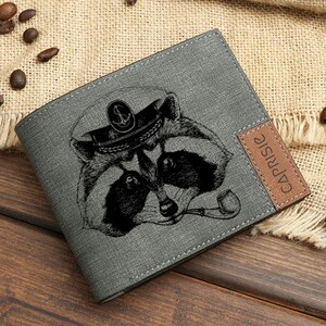 Cartera de Capitán Mapache para hombres y mujeres / Cartera de regalo de mapache hipster / Cartera de mapache personalizada / Cartera de explorador marino / Idea de regalo de animal