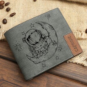 Cartera de astronauta en la luna para hombre y mujer / Cartera de fantasía espacial / Cartera personalizada de astronomía de viajes espaciales / Idea de regalo