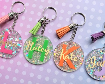 Llavero personalizado con nombre e inicial, llavero brillante y colorido, accesorio para bolso, etiqueta con nombre para mochila escolar o deportiva infantil, relleno para calcetines navideños.