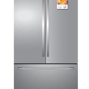 Pode incluir: Um refrigerador de a&ccedil;o inoxid&aacute;vel com portas francesas e uma gaveta de congelador abaixo. Um &iacute;m&atilde; com uma imagem de frutas c&iacute;tricas e o texto "Fruit Salad" est&aacute; preso &agrave; porta direita.