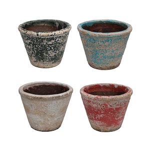 Könnte beinhalten: Vier verwitterte Blumentöpfe aus Terrakotta in Grün, Blau, Creme und Rot. Jeder Topf hat eine strukturierte, abgenutzte Oberfläche und eine leicht ausgestellte Form, ideal für einen rustikalen Touch in jedem Garten oder Innenraum.