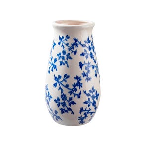 Könnte beinhalten: Eine weiße Keramikvase mit blauem Blumenmuster. Die Vase hat einen abgerundeten Körper und einen leicht ausgestellten Rand. Das blaue Blumendesign ist gleichmäßig über die Oberfläche der Vase verteilt.