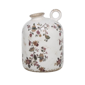 Könnte beinhalten: Weiße Keramikvase mit einem Blumenmuster in Rosa-, Braun- und Gelbtönen. Die Vase hat einen Henkel und eine Used-Optik.